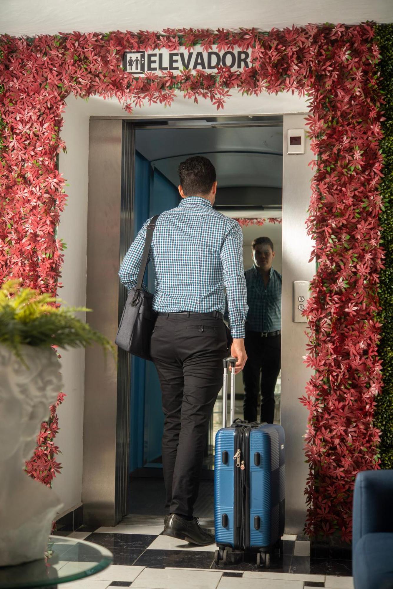 Hotel Atenas คาลาปา ภายนอก รูปภาพ