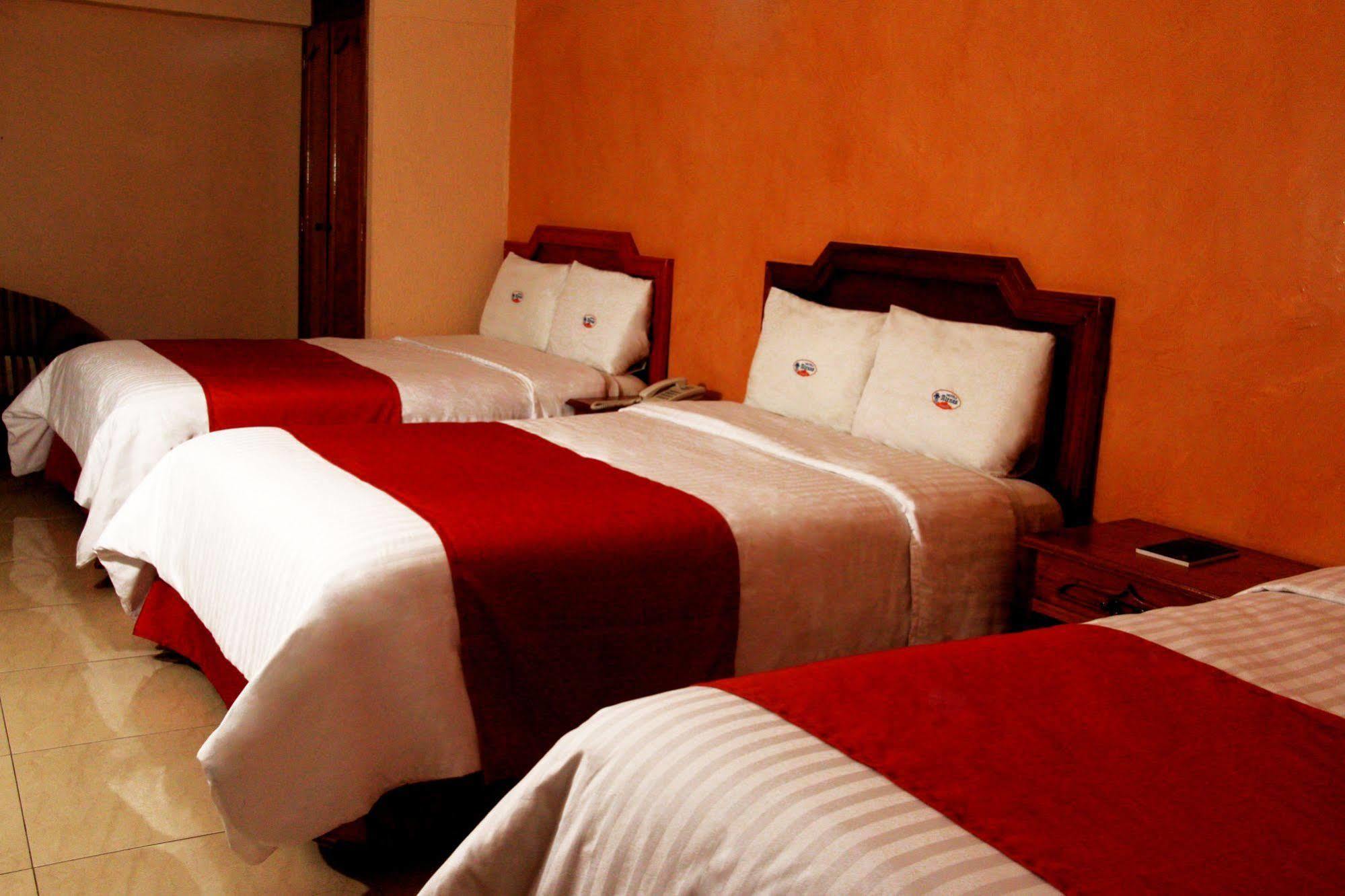 Hotel Atenas คาลาปา ภายนอก รูปภาพ