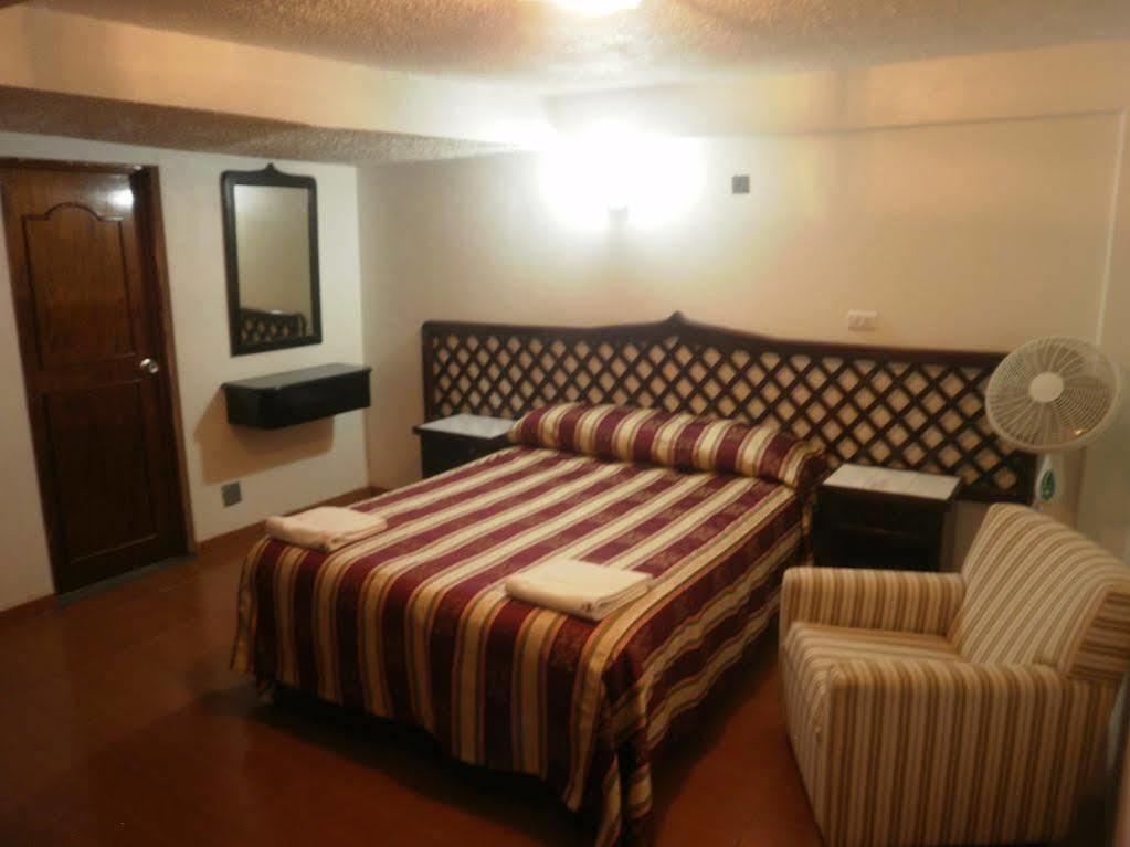 Hotel Atenas คาลาปา ภายนอก รูปภาพ