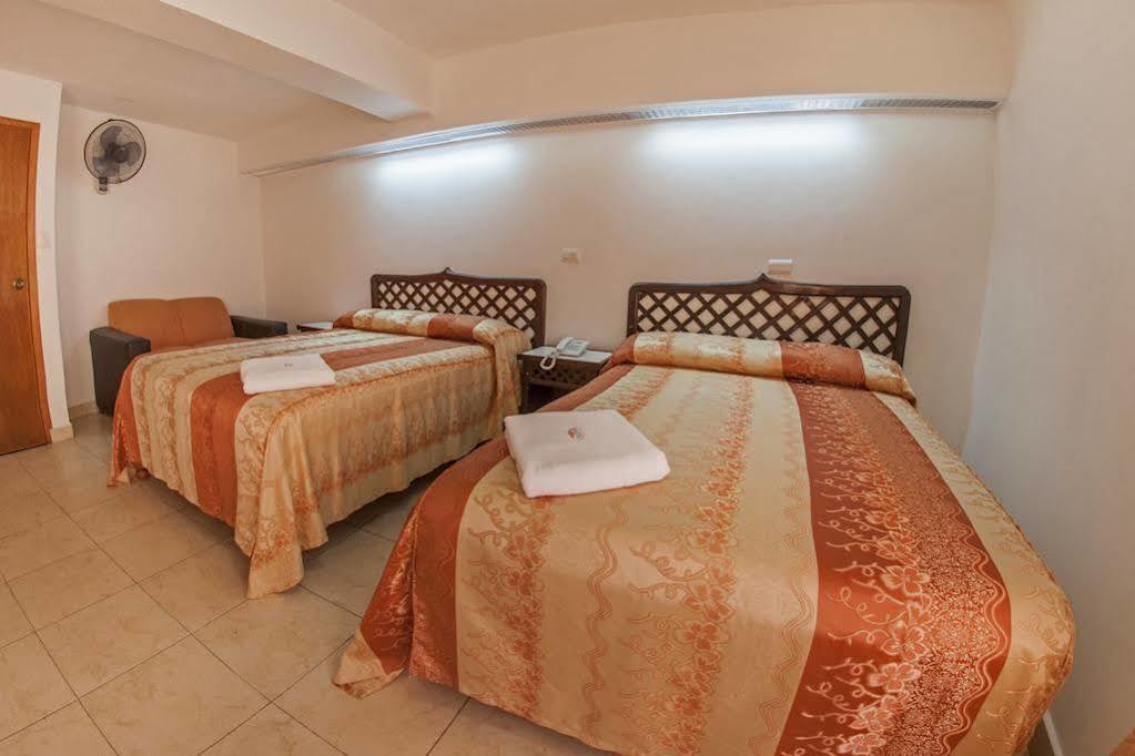 Hotel Atenas คาลาปา ภายนอก รูปภาพ