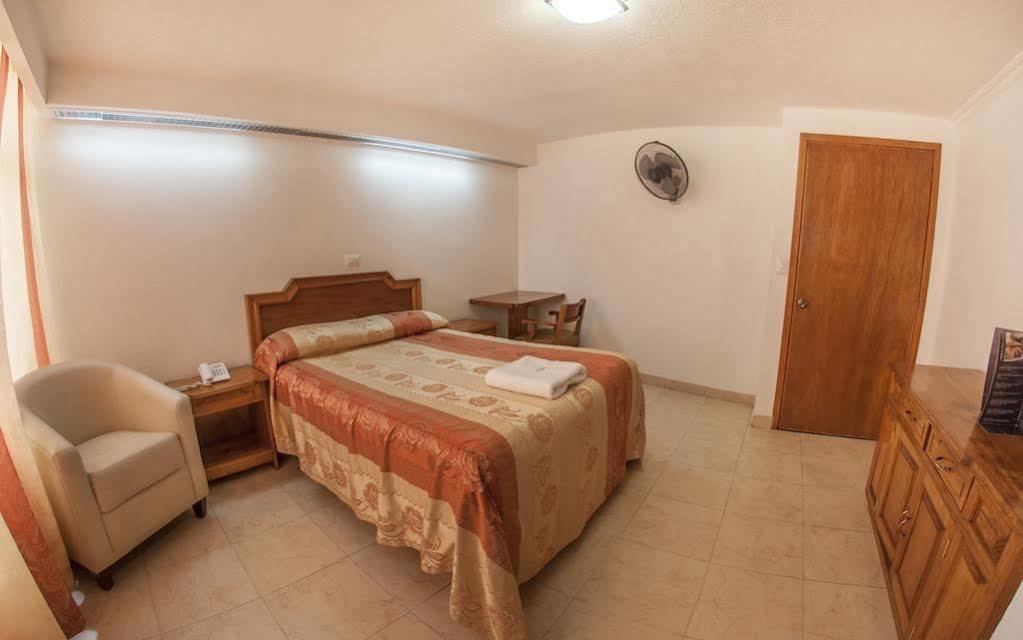 Hotel Atenas คาลาปา ภายนอก รูปภาพ